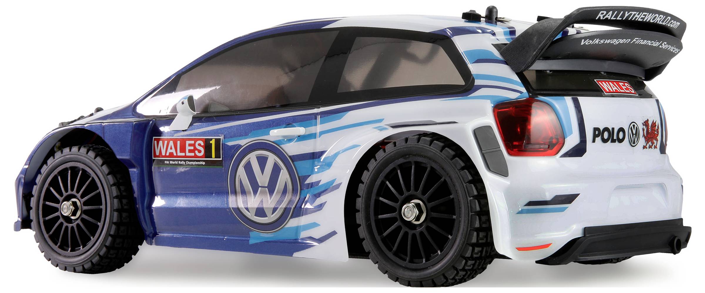 Ein blau-weißes Modell-Rallyeauto mit 'WALES 1'- und 'POLO R WRC'-Dekals, ausgestattet mit einem Heckflügel und detaillierter Rennlackierung.