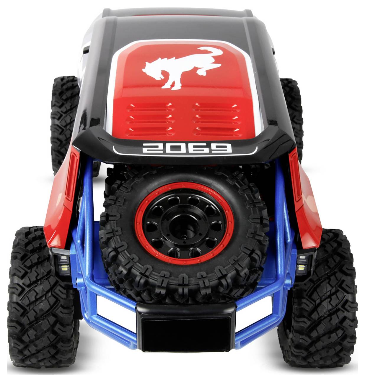 Ein Spielzeug-Geländefahrzeug mit großen Reifen, einem rot-schwarzen Karosserie und einer Löwengrafik auf der Motorhaube. Die Rückseite zeigt einen montierten Reservereifen.