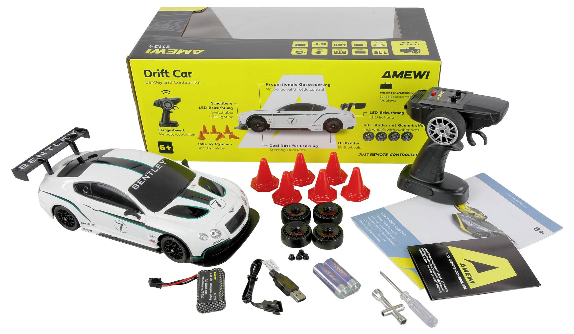 'RC Drift Car Set' enthält ein weißes Spielzeugauto mit Fernbedienung, Ladegerät, Ersatzreifen, rote Pylonen, Bedienungsanleitungen und Batterien.