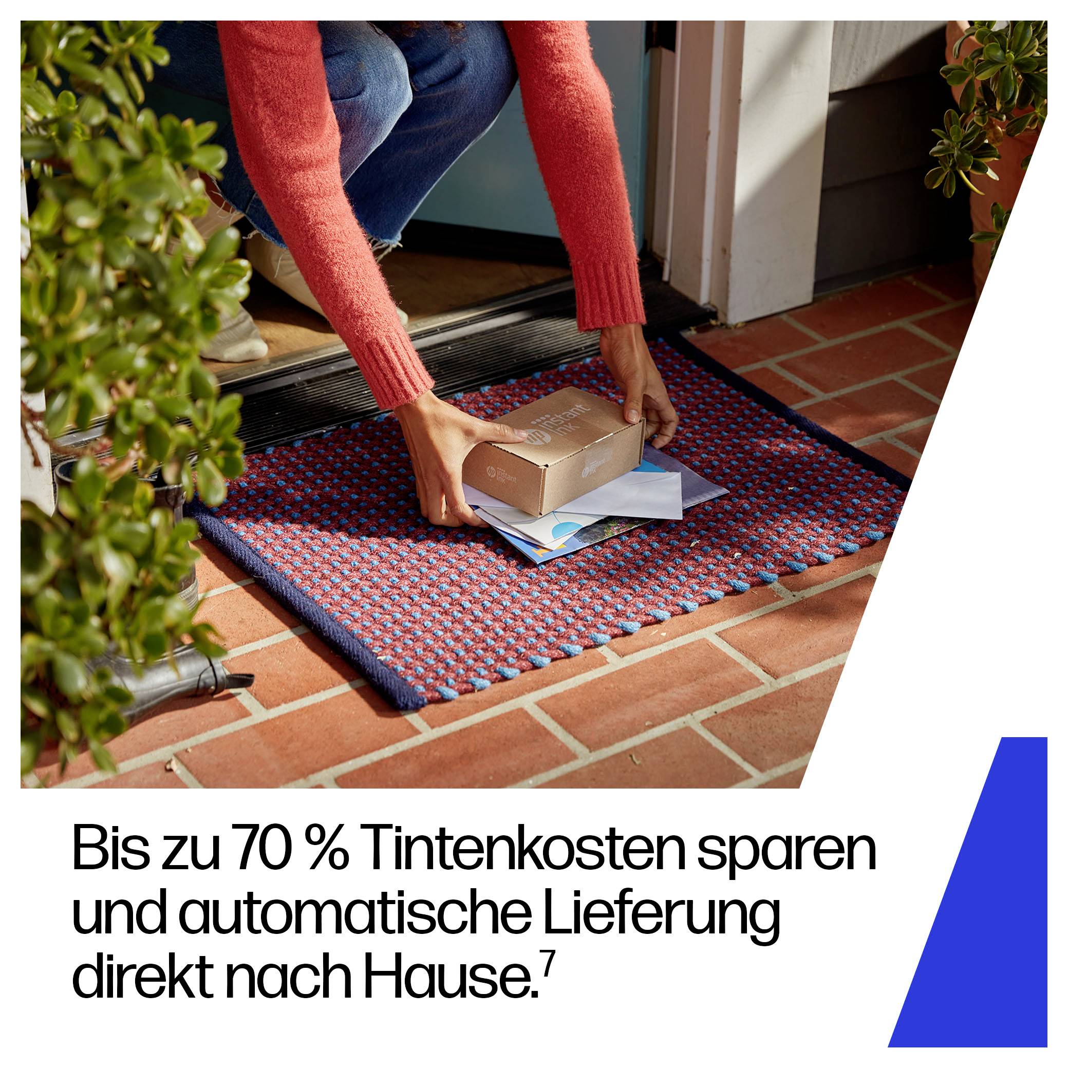 Eine Person stellt eine Lieferbox auf eine Türmatte neben einer Tür. Der Text darunter deutet auf Einsparungen von bis zu 70% bei Druckerpatronen und automatische Hauslieferung hin.