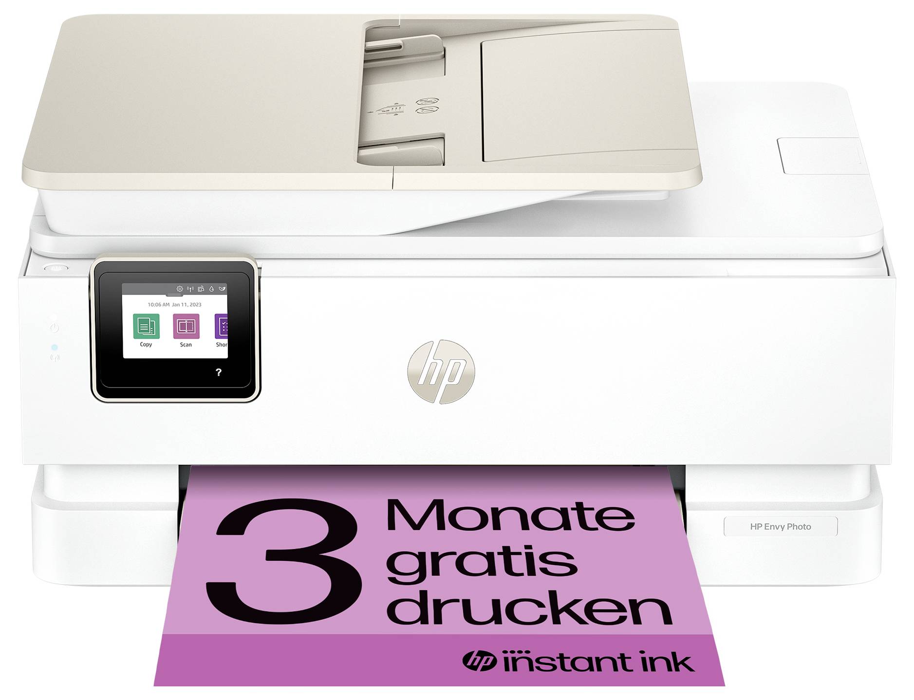 Ein weißer HP-Drucker mit einem kleinen Display und einer hellrosa Seite, die herausgeführt wird, mit der Werbung '3 Monate gratis drucken, HP Instant Ink'.