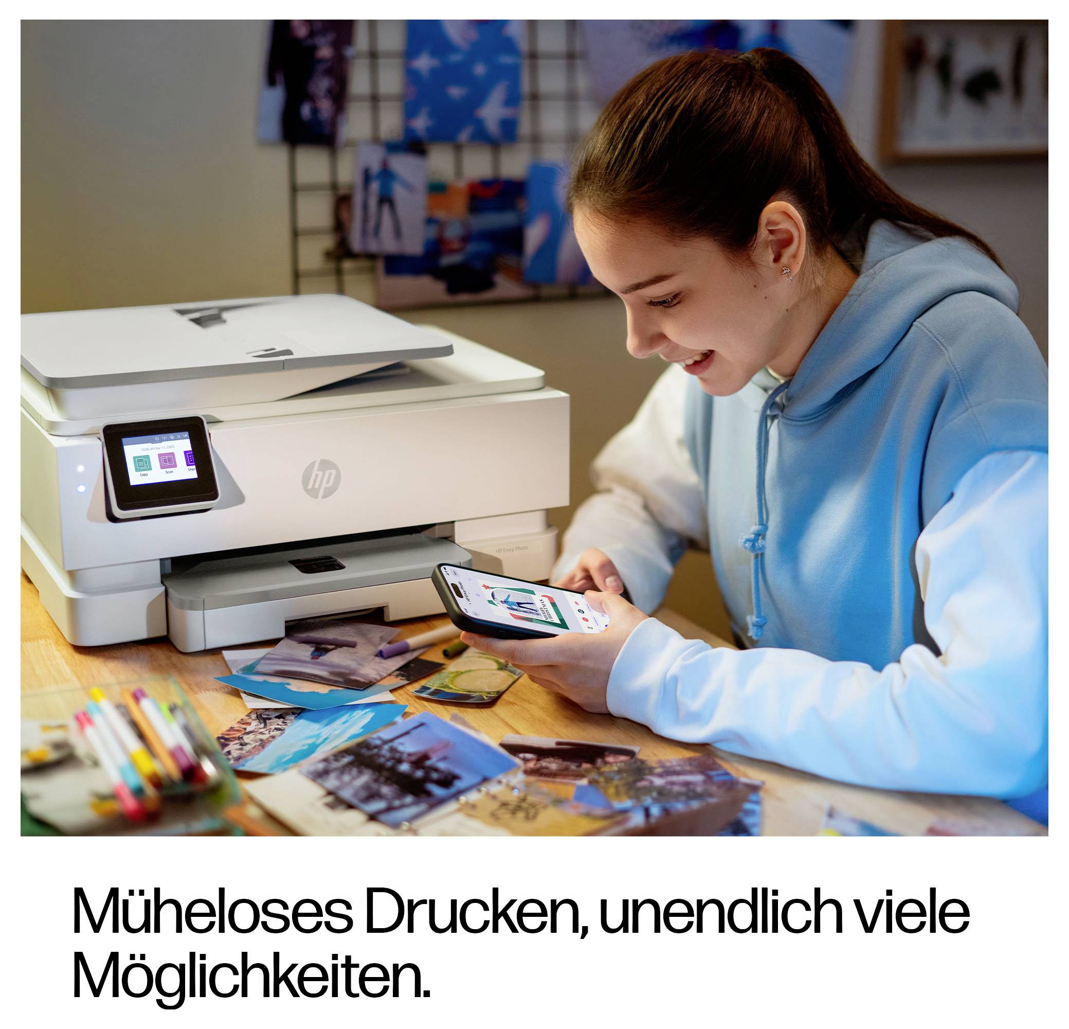 Junge Frau druckt Fotos an einem HP-Drucker aus, während sie Bilder auf ihrem Telefon betrachtet; deutscher Text lautet „Müheloses Drucken, unendlich viele Möglichkeiten."