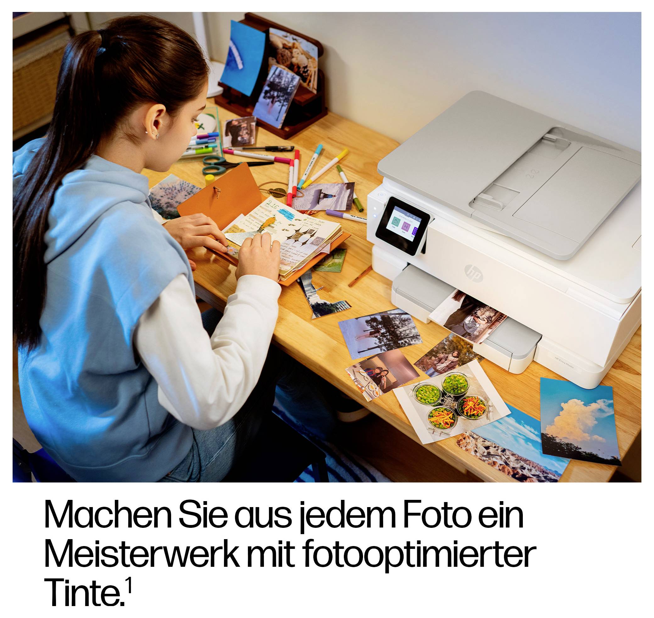 Eine Person, die gedruckte Fotos an einem Schreibtisch mit einem Drucker anordnet und dabei die Fotooptimierung hervorhebt. Deutscher Text am unteren Rand bewirbt das Verbessern von Fotos.