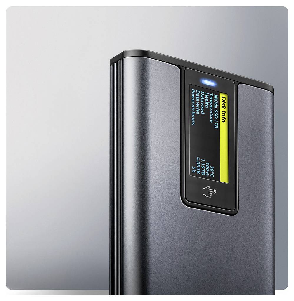 Ein silberner elektronischer Gerät mit einem leuchtend blauen Bildschirm, der Einstellungen und ein Fingerabdrucksymbol anzeigt und damit auf Sicherheitsfunktionen hinweist.