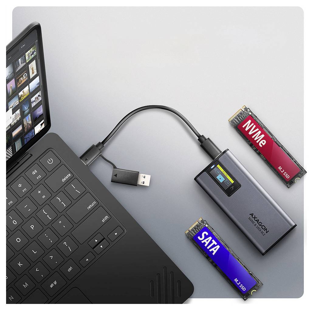 Ein Laptop ist über USB-C mit einem externen Speichergerät verbunden. Zwei SSD-Laufwerke mit den Bezeichnungen ‚SATA' und ‚NVMe' sind in der Nähe positioniert.