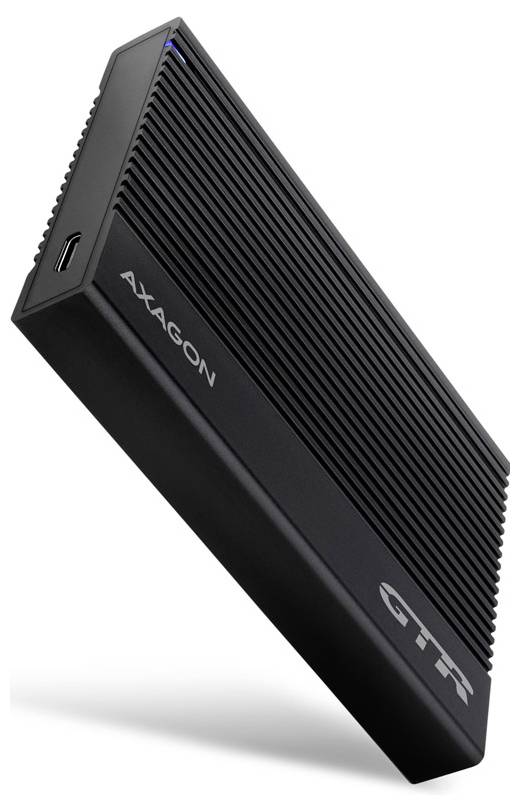 Eine schlanke, schwarze Axagon GTR externe Festplatte mit gerippter Oberfläche und einem USB-C-Anschluss, diagonal vor einem weißen Hintergrund positioniert.