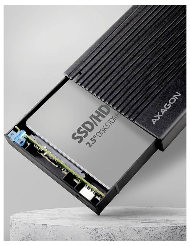 Solid-State-Laufwerk teilweise in ein schwarzes externes Gehäuse eingeschoben, mit dem Text 'SSD HDD 2,5
