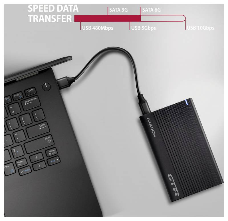 Ein Laptop ist über ein USB-Kabel mit einer externen Festplatte verbunden. 