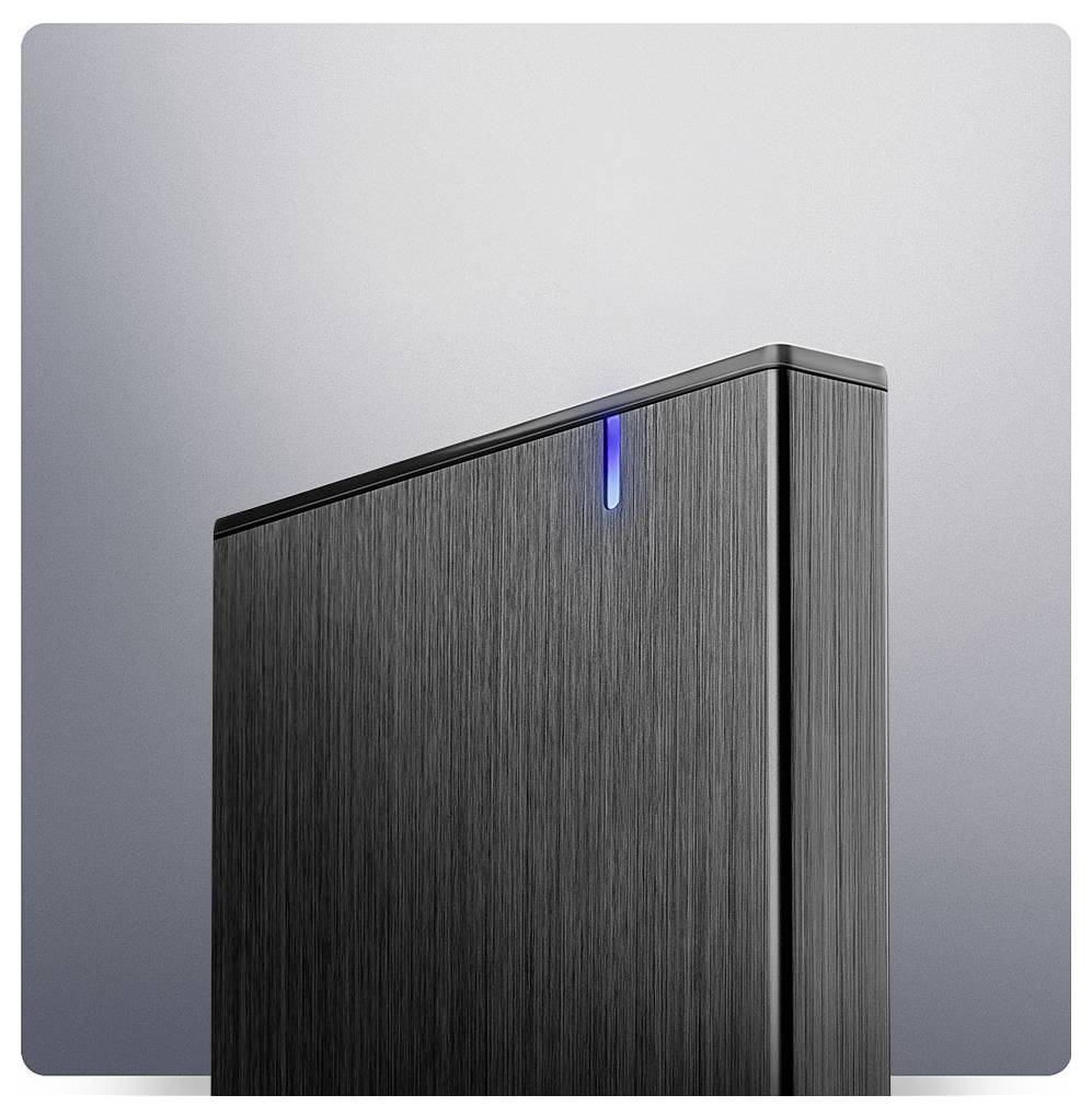 Eine schlanke, schwarze externe Festplatte mit einer blauen LED-Leuchte in der oberen Ecke, die vor einem neutralen Hintergrund steht.