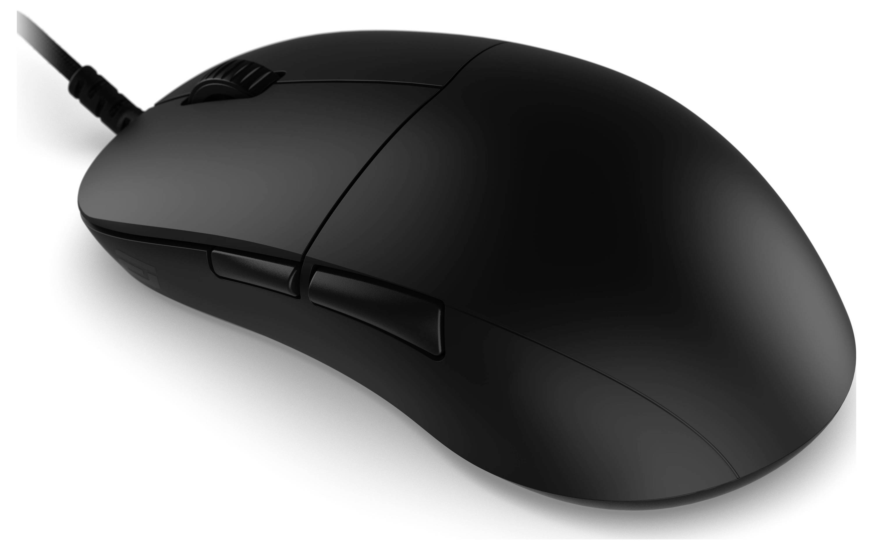 Eine schwarze kabelgebundene Computermaus mit einem Scrollrad und zwei Seitentasten auf weißem Hintergrund.