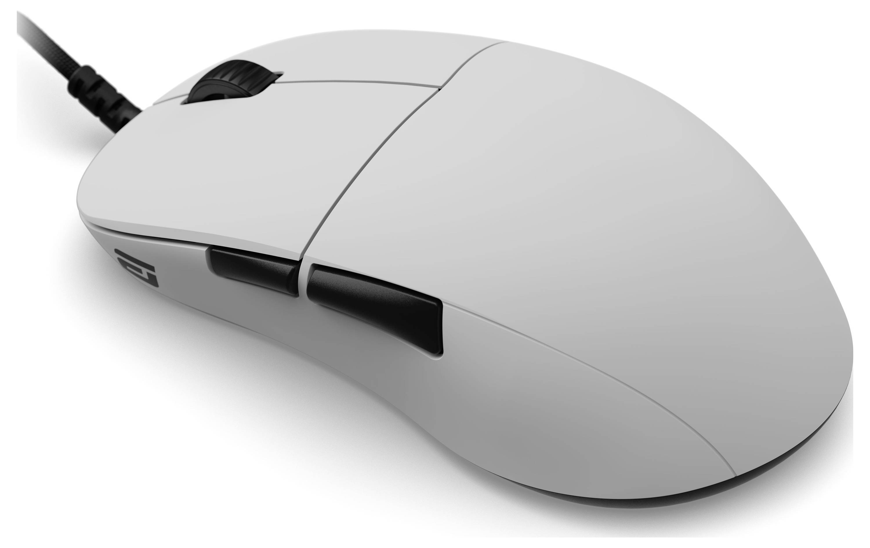 Eine schnurgebundene, weiße Computermaus mit einem Scrollrad und zwei Tasten auf weißem Hintergrund.