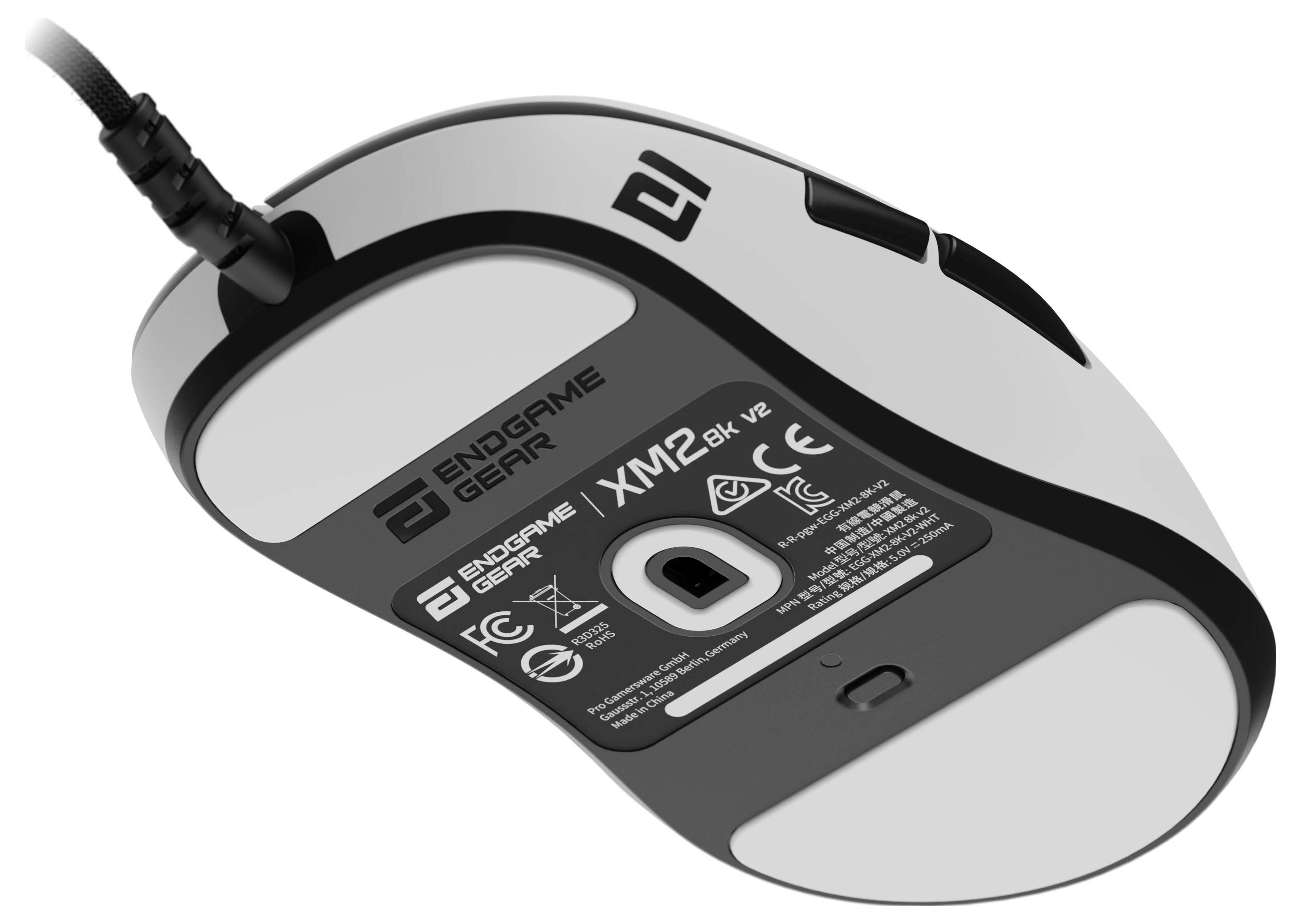 Das Bild zeigt die Unterseite einer weißen Endgame Gear X1M2-Maus mit ihrer Markenbezeichnung, dem Modellnamen und Zertifizierungssymbolen.