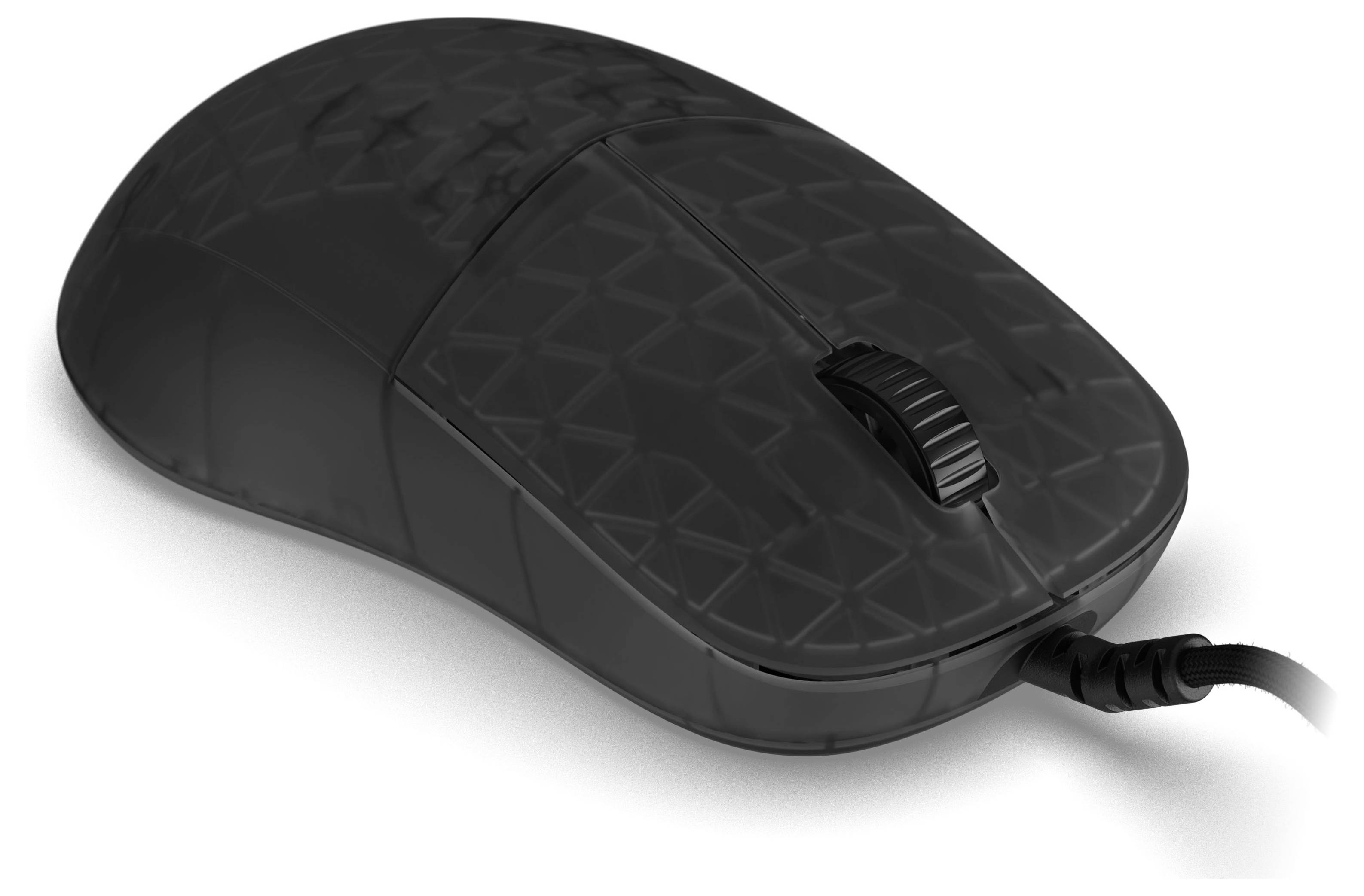 Eine schwarze schnurgebundene Computermaus mit strukturiertem geometrischem Muster auf der Oberfläche, leicht nach rechts geneigt, auf weißem Hintergrund.