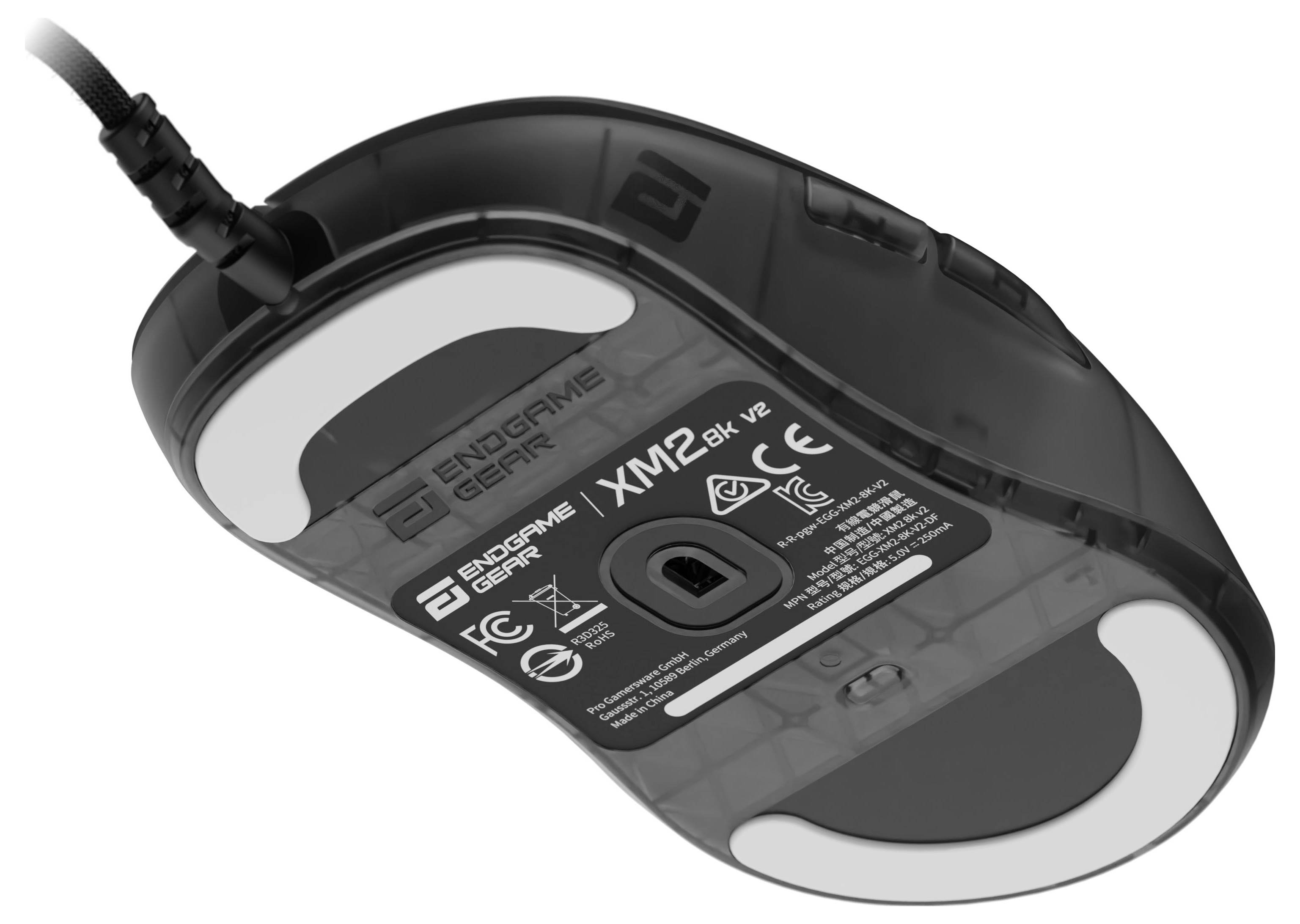 Das Bild zeigt die Unterseite einer Computermaus mit der Marke 'Endgame Gear' und dem Modell 'X2M2blk V2.' Sie verfügt über einen USB-Anschluss.