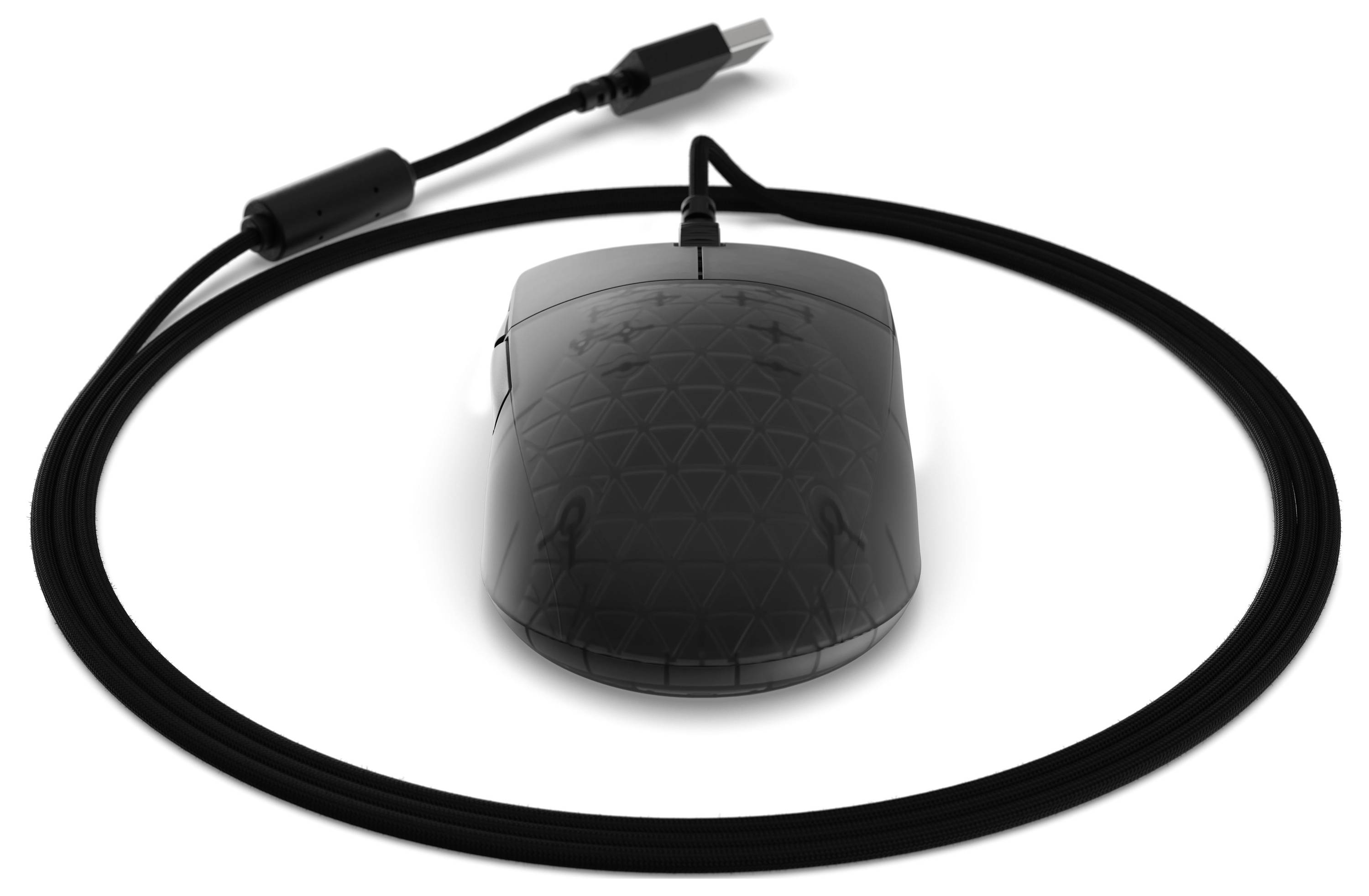 Eine schwarze Computermaus mit geometrischem Muster und einem langen USB-Kabel, das in einem Kreis aufgerollt ist, wird auf weißem Hintergrund gezeigt.