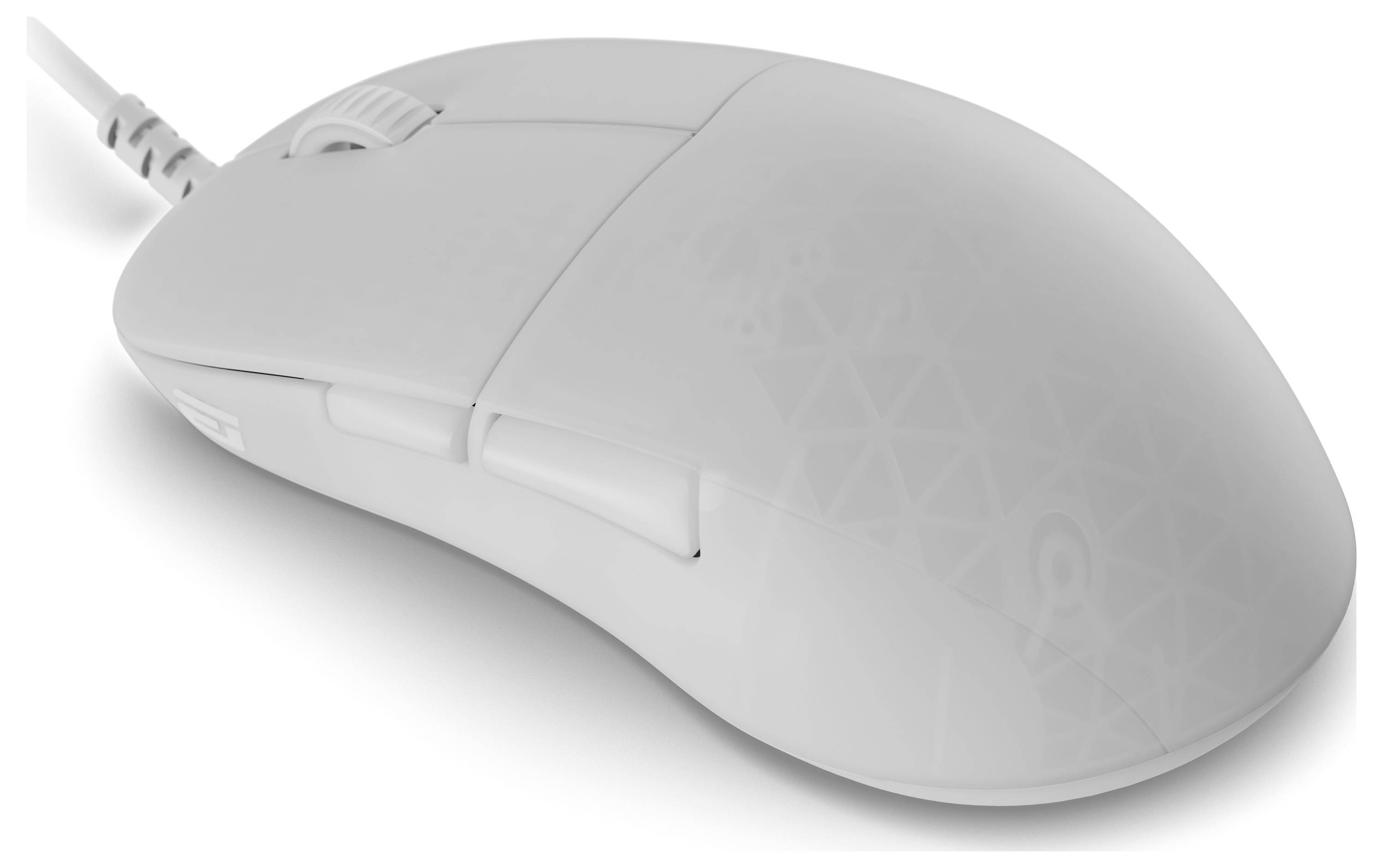 Eine weiße Computermaus mit strukturiertem Muster auf der rechten Seite und einem Scrollrad oben. Zwei Seitentasten sind auf der linken Seite sichtbar.