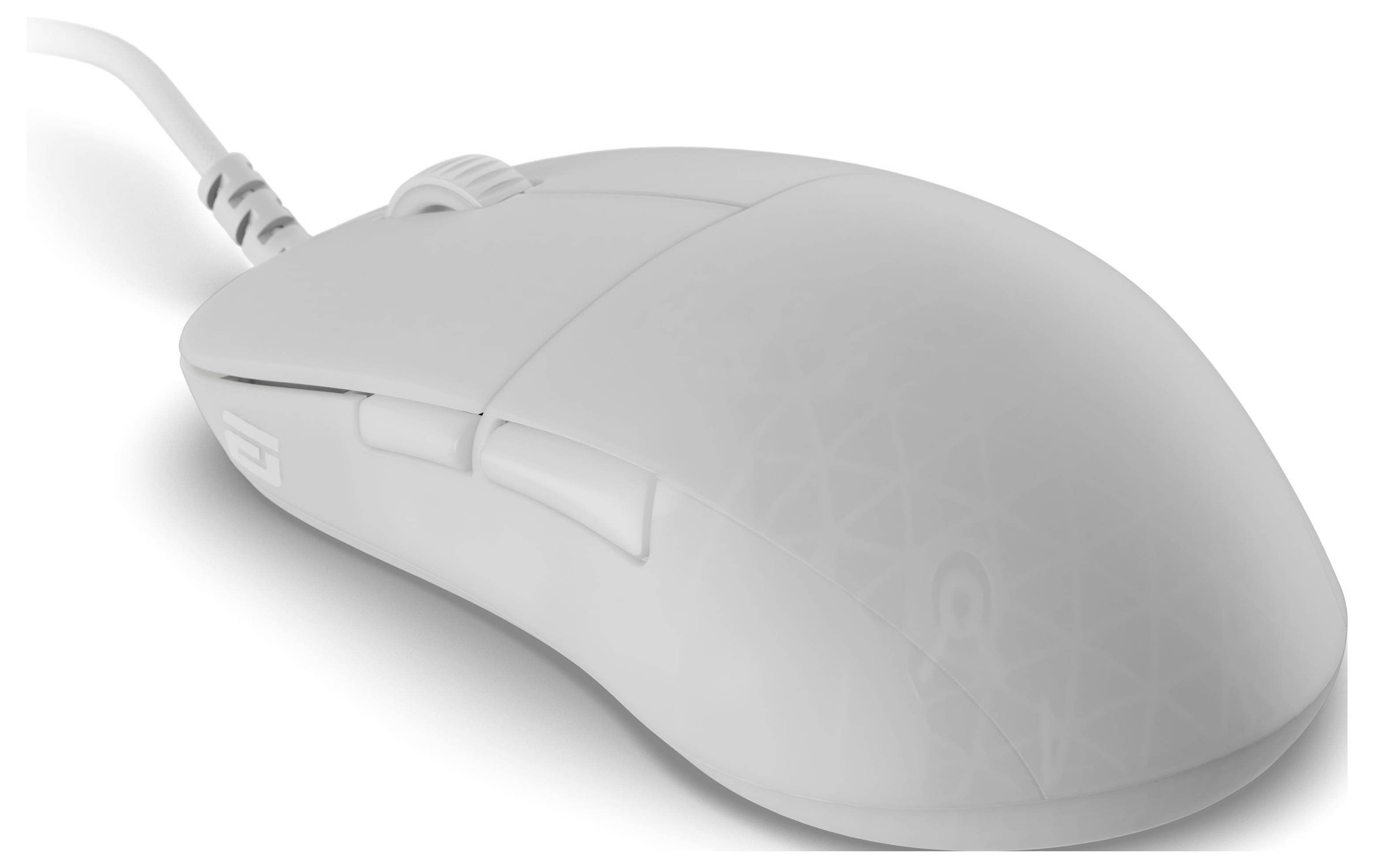 Eine weiße Computermaus mit einem Scrollrad und Seitentasten, verbunden durch ein Kabel, die auf einer weißen Oberfläche ruht.