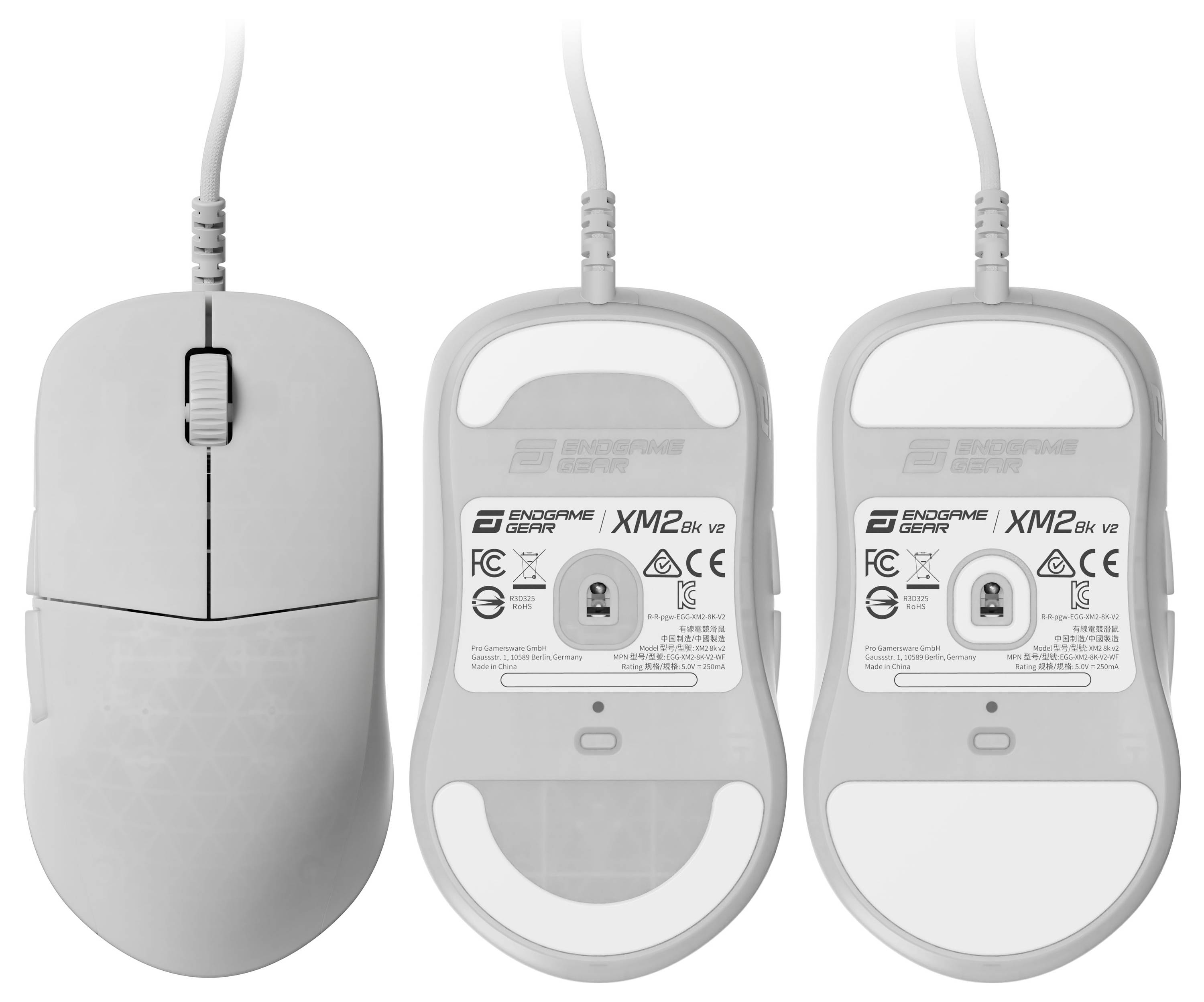 Eine weiße Computermaus neben ihrer Unterseite, die Marke, Modell und behördliche Informationen einschließlich CE- und FCC-Kennzeichnungen zeigt.