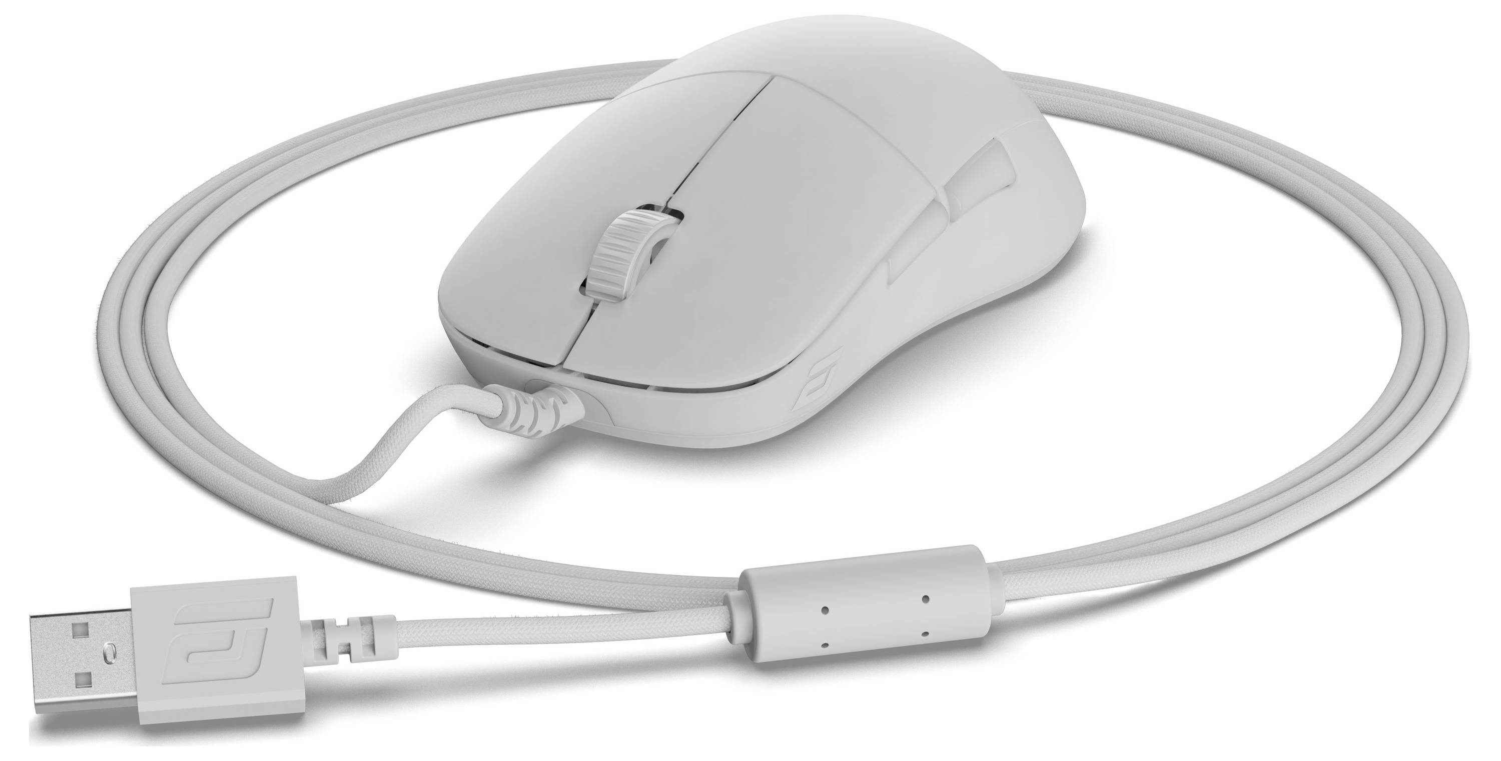 Eine weiße Computermaus mit einem Scrollrad, verbunden über ein USB-Kabel, diagonal auf weißem Hintergrund positioniert.