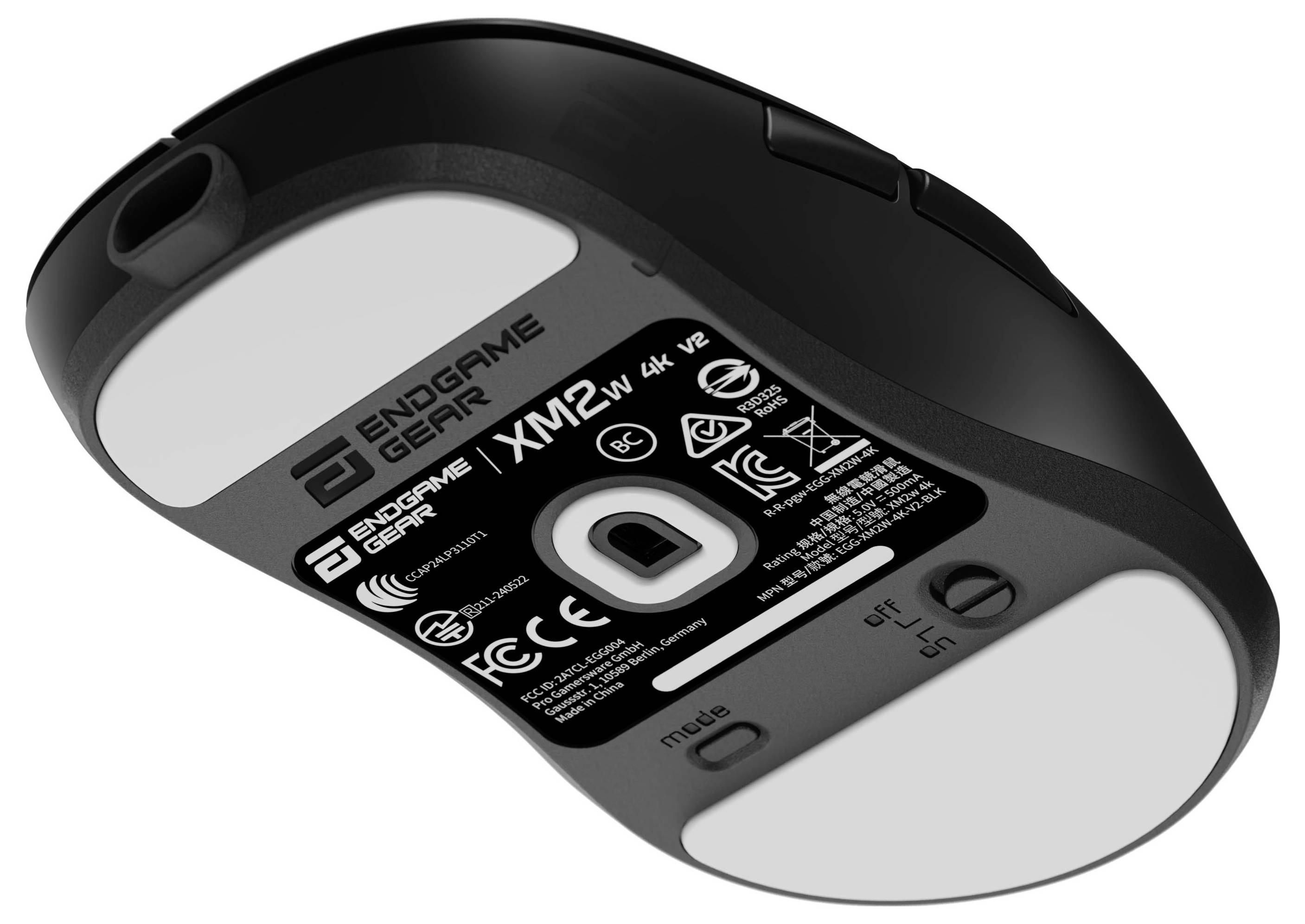 Eine schwarze Computermaus von der Unterseite betrachtet, die zwei große weiße Gleitmittel und Produktbranding-Details zeigt.