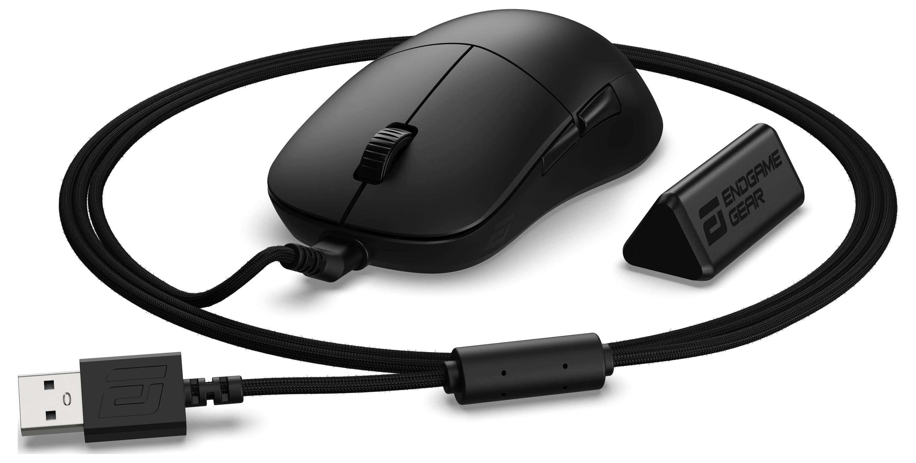 Eine schwarze Gaming-Maus mit USB-Kabel und einem USB-Empfänger daneben, mit der Marke „Endgame Gear