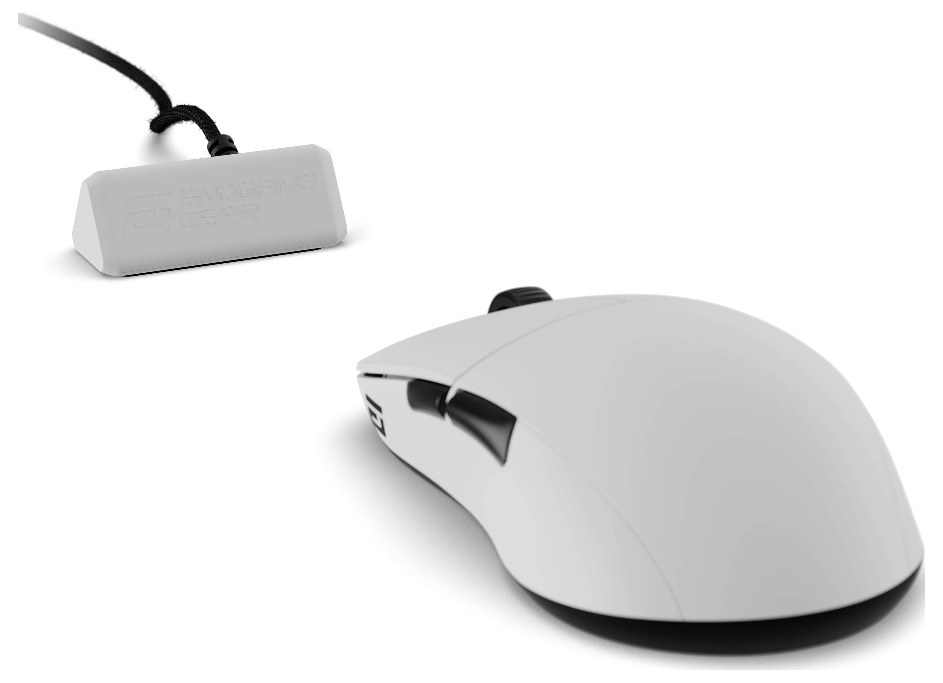 Eine weiße Computermaus mit einem schwarzen Scrollrad liegt auf einer weißen Oberfläche neben einem kleinen USB-Empfänger mit einem Kabel.