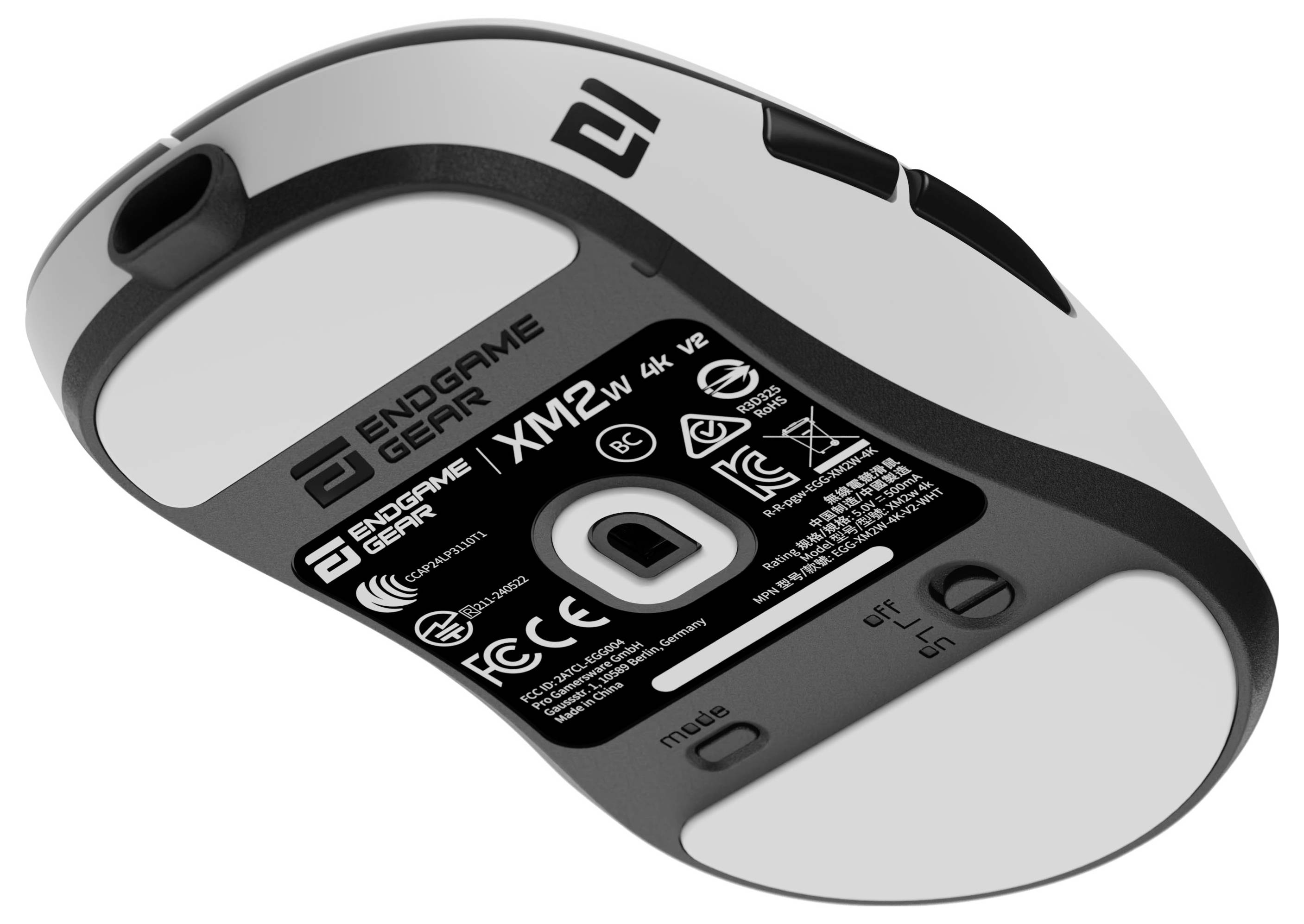 Eine Gaming-Maus mit schlankem Design, die einen prominenten Sensor aufweist und detaillierte Produktinformationen auf der Unterseite bedruckt hat.