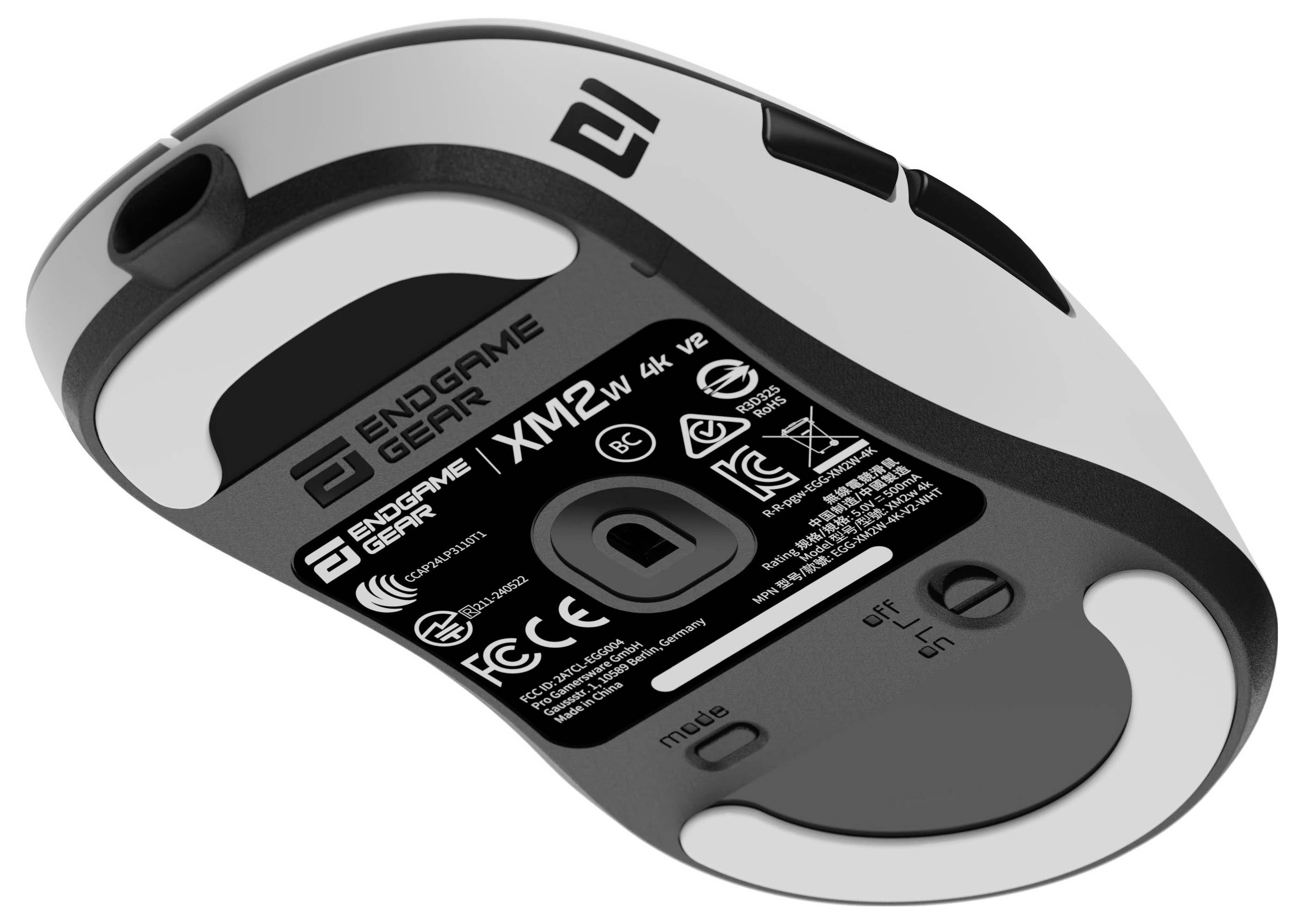 Eine Computermaus mit Markenetiketten und technischen Spezifikationen auf der Unterseite sichtbar, die das Modell „ENDGAME GEAR XM2w