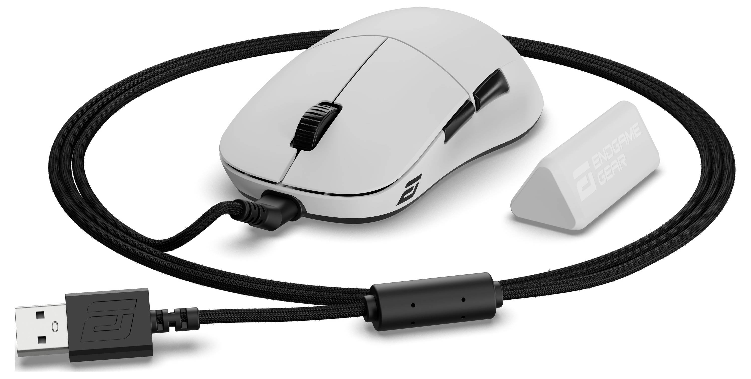 Eine weiße Gaming-Maus mit schwarzen Tasten und einem geflochtenen USB-Kabel mit Logo. Daneben befindet sich eine kleine dreieckige Kabelführung.