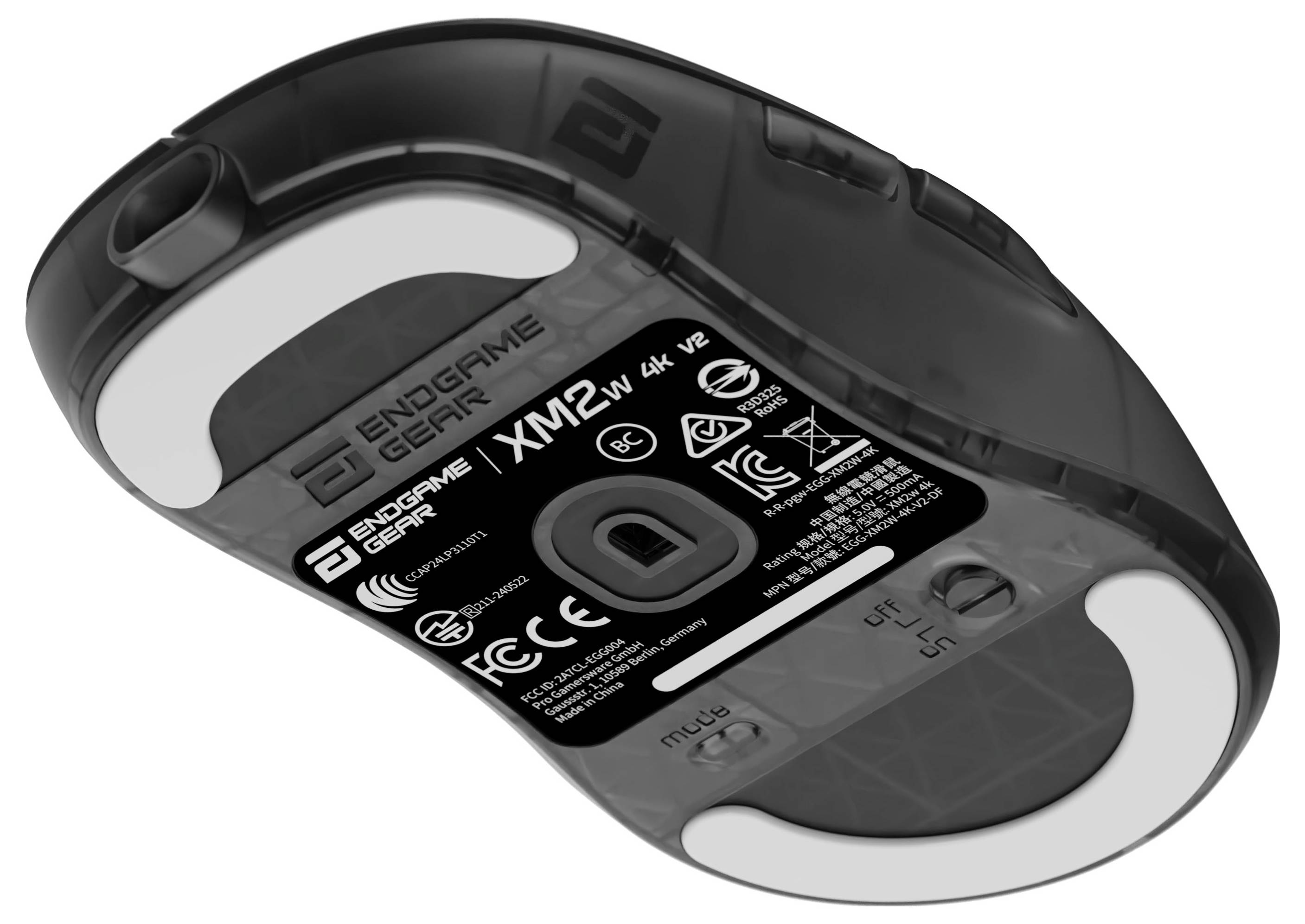 Eine Nahaufnahme der Unterseite einer schwarzen Computermaus, die das Modell „XM1r
