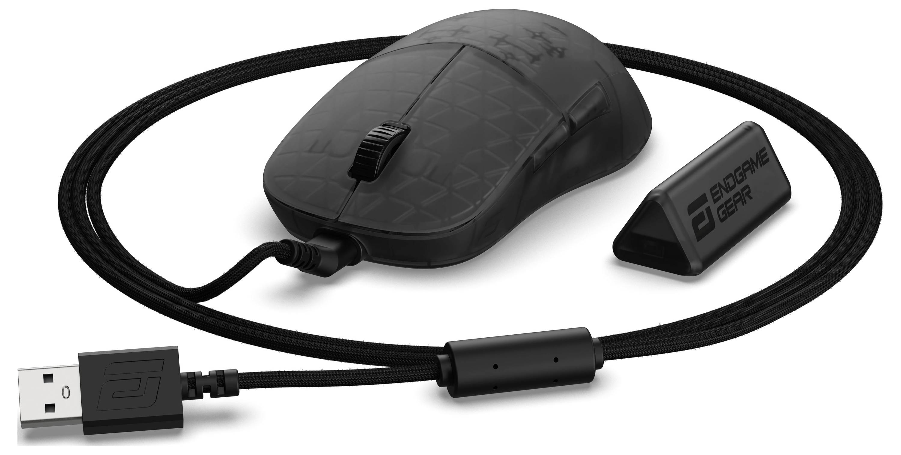 Eine schwarze Gaming-Maus mit Sechseckmuster, verbunden über ein USB-Kabel. Enthält einen abnehmbaren Halter mit dem Markennamen.