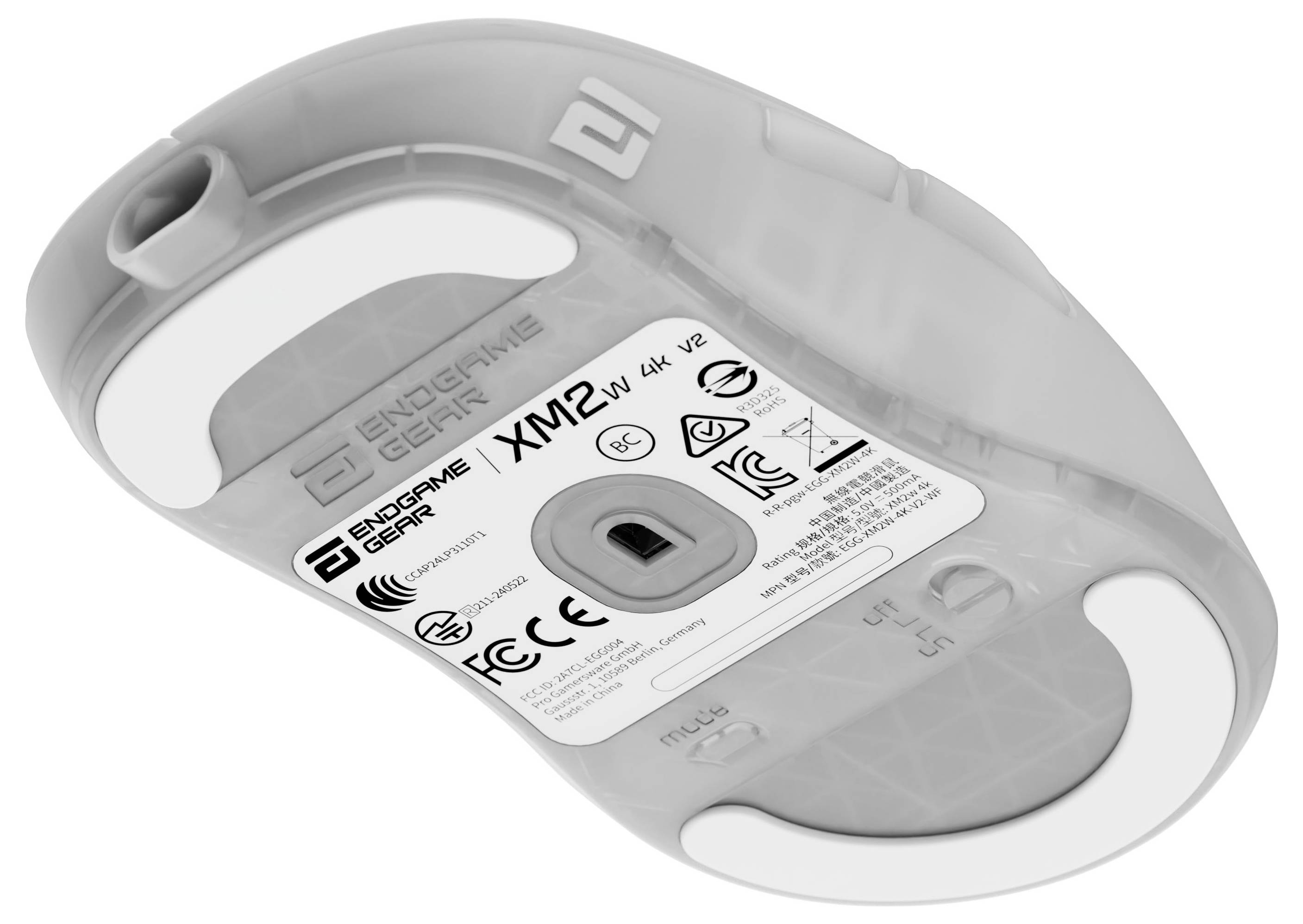 Die Unterseite einer Computermaus mit dem Sensor und behördlichen Zertifizierungen. Gerätemodell: 'XM2w'. Marke: 'Endgame Gear'.