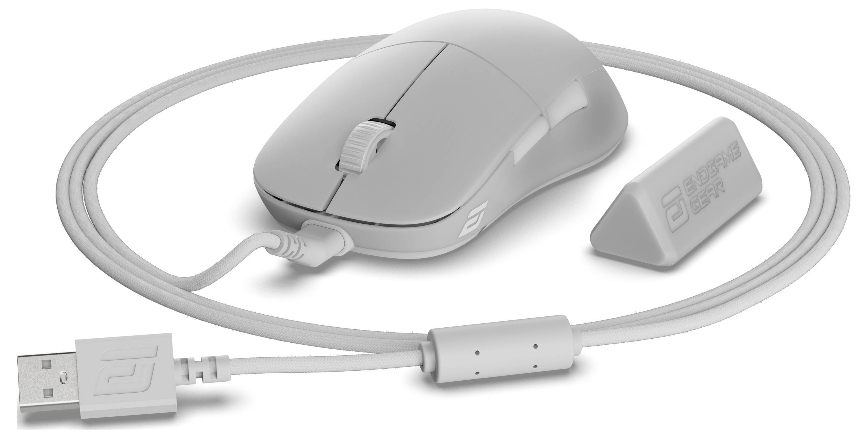 Eine weiße Computermaus mit USB-Kabel und einem kleinen Zubehörteil in der Nähe, auf weißem Hintergrund.