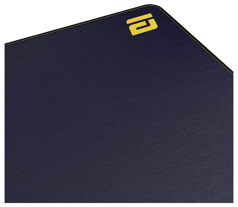 Eine marineblau Matte mit einem gelben Logo in der Ecke, mit einer strukturierten Oberfläche und gesteppten Kanten.