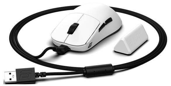 Eine weiße Gaming-Maus mit zwei seitlichen Tasten, einem Scrollrad und einem angeschlossenen USB-Kabel, neben einem drahtlosen Empfänger.