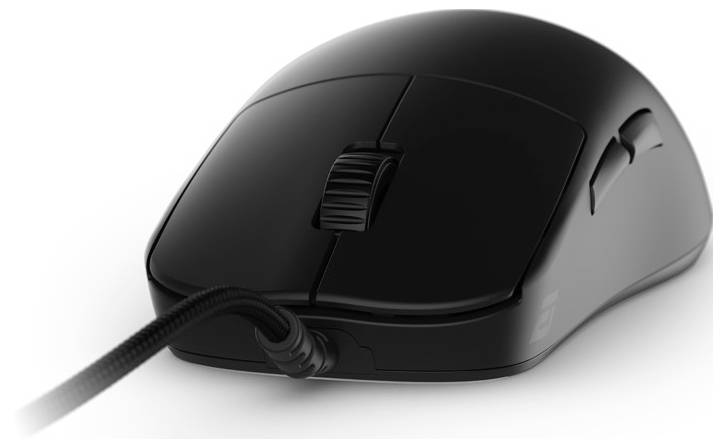 Eine schwarze kabelgebundene Computermaus mit Scrollrad und seitlichen Tasten, von vorne in Nahaufnahme dargestellt.