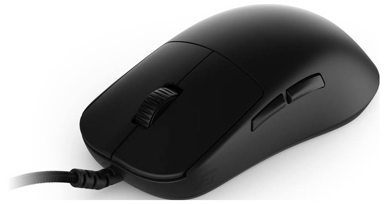 Eine kabelgebundene schwarze Computermaus mit Scrollrad und seitlichen Tasten.