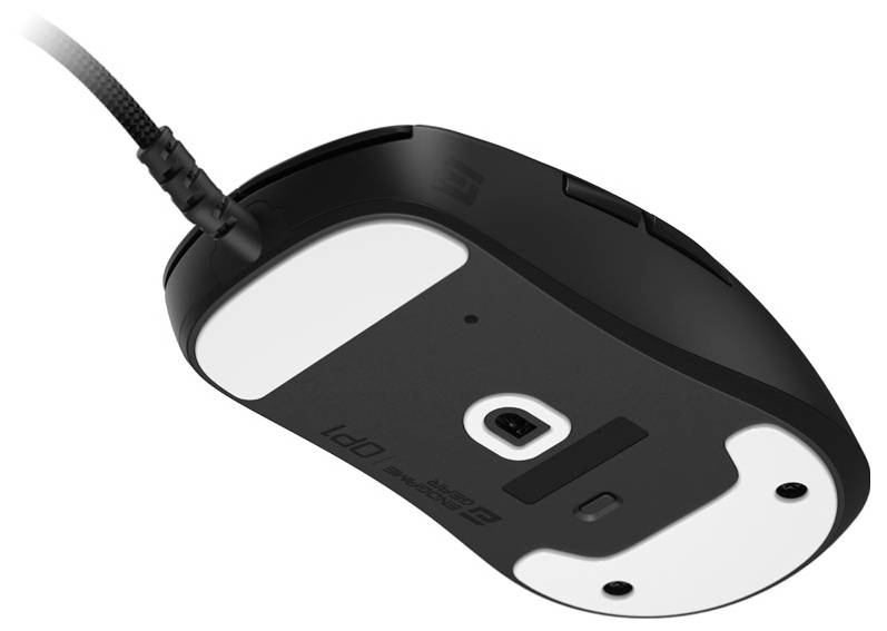 Das Bild zeigt die Unterseite einer schwarzen ergonomischen Computermaus mit einem geflochtenen Kabel und demonstriert den Sensor sowie die Gleitfüße.