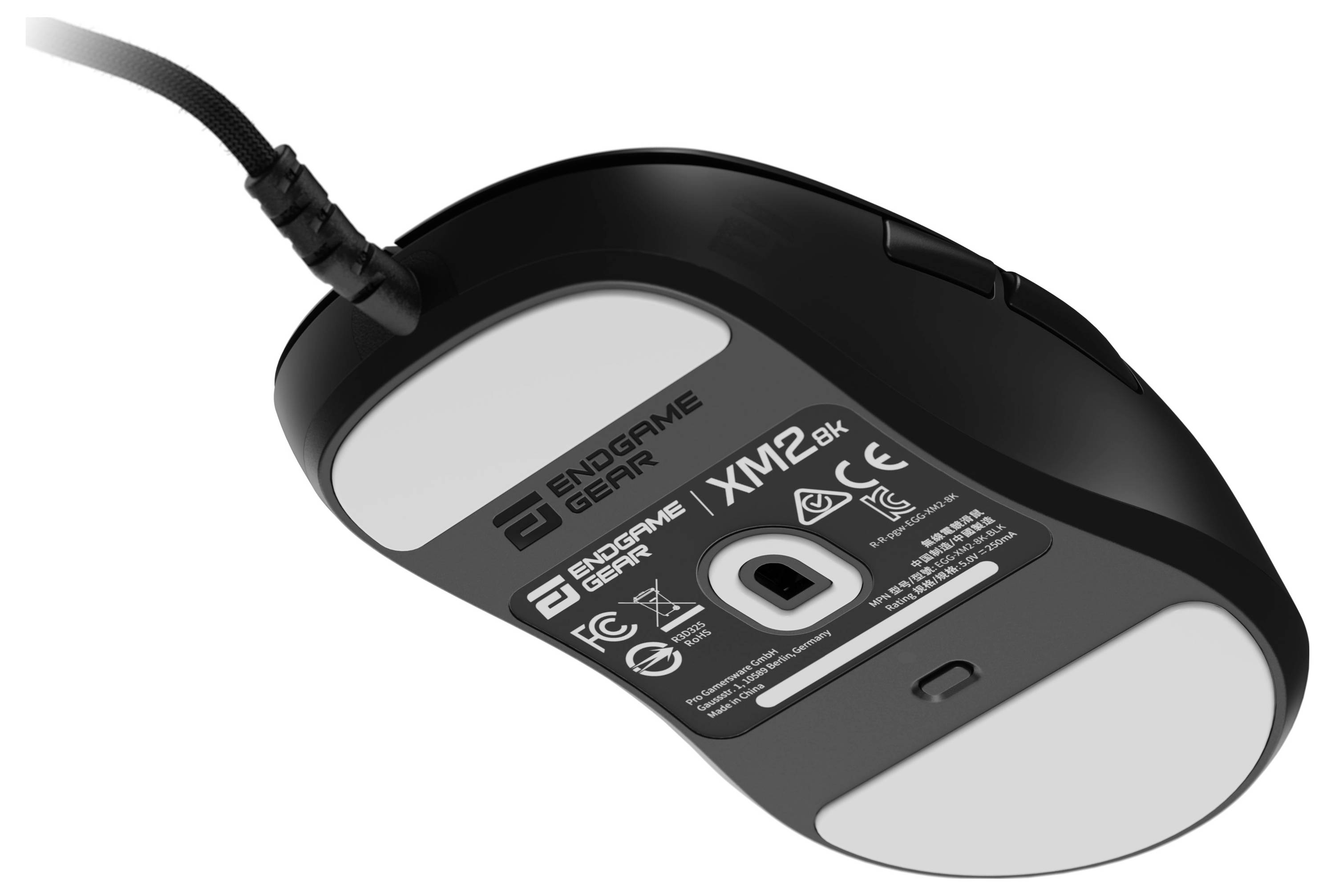 Die Unterseite eines schwarzen Computermäuseschens, die den Produktnamen, das Logo, Zertifizierungen und das Modell XM1r zeigt. Auf der linken Seite befindet sich ein Kabel.