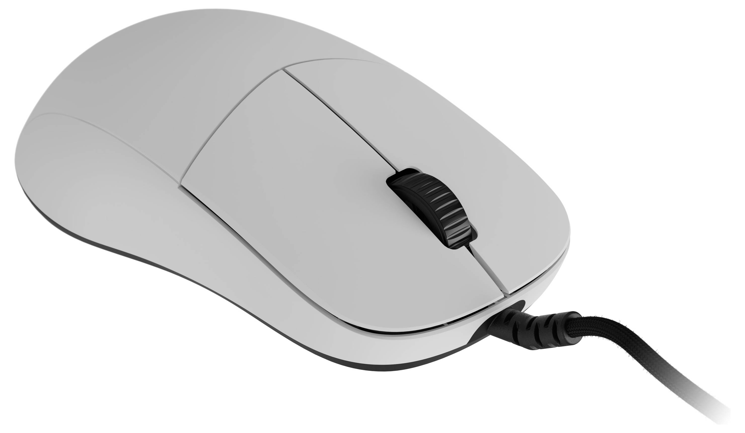 Eine kabelgebundene Computermaus mit Scrollrad und zwei Tasten, aus einem Winkel fotografiert, der den Kabelanschluss zeigt, auf einem weißen Hintergrund.