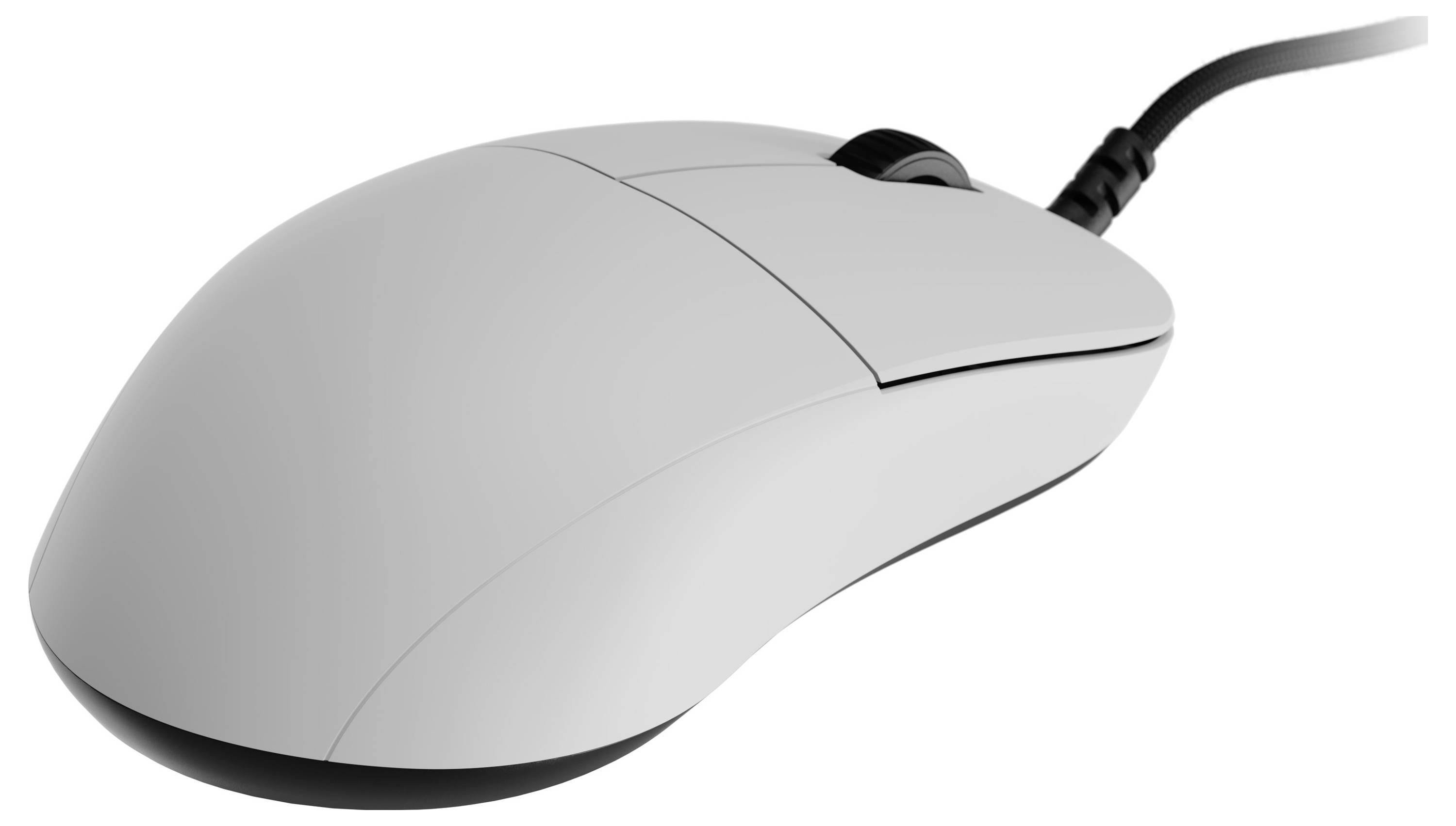 Eine weiße, kabelgebundene Computermaus mit einem schwarzen Scrollrad und Kabel, aus der Perspektive von oben links betrachtet.