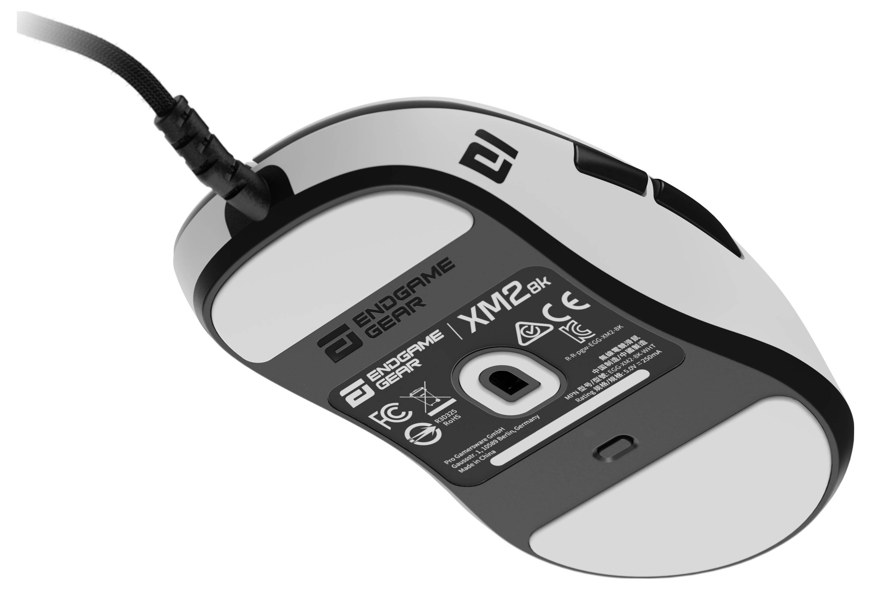 Eine Computermaus, deren Unterseite zu sehen ist, mit Markennamen und Spezifikationen, einschließlich des Modells 'XM2we' und Zertifizierungssymbolen.