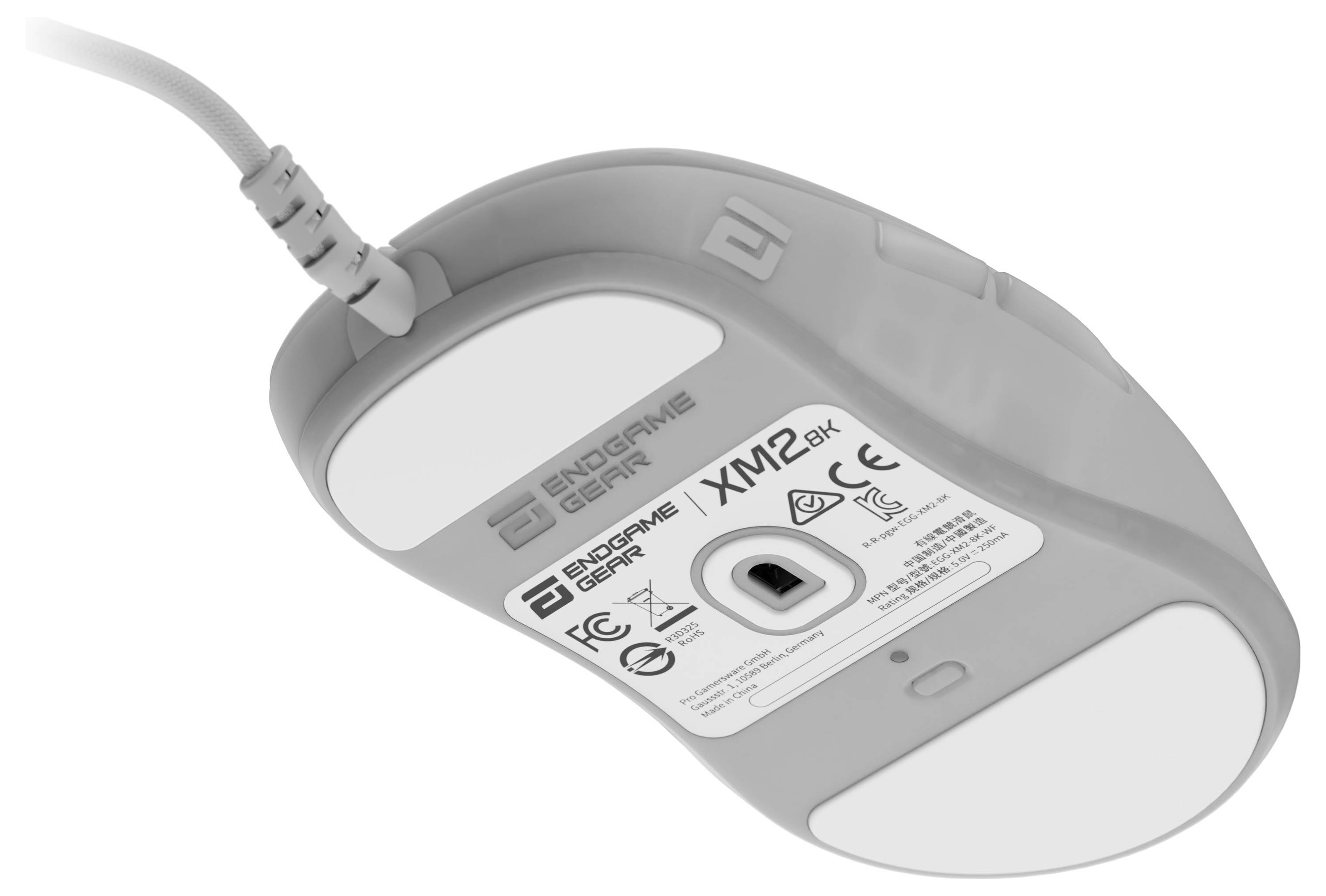 Eine Computermaus von unten betrachtet, mit Branding, einem QR-Code und Spezifikationen auf einem weißen Aufkleber.