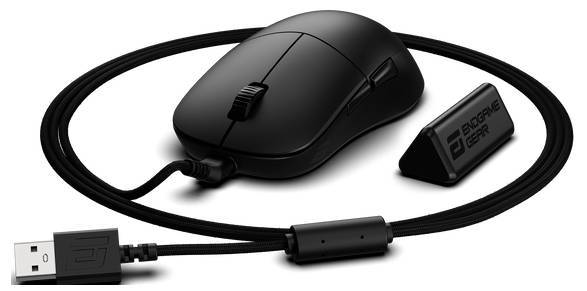 Eine schwarze Gaming-Maus mit geflochtener USB-Kabel, flankiert von einem rechteckigen USB-Anschluss, entwickelt für Präzision und Langlebigkeit.