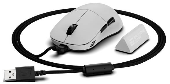 Weiße Gaming-Maus mit geflochtenem schwarzem Kabel, USB-Anschluss und zusätzlichem Griffzubehör.