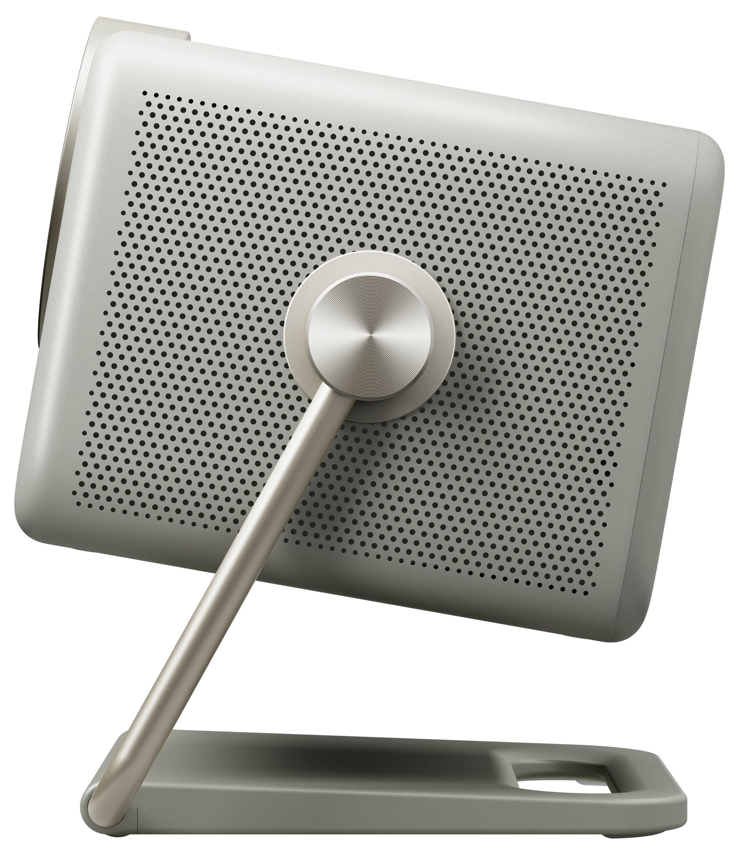 Ein schlanker, moderner Lautsprecher mit perforiertem Design, montiert auf einem geneigten Ständer, der eine minimalistische und zeitgenössische Ästhetik ausstrahlt.