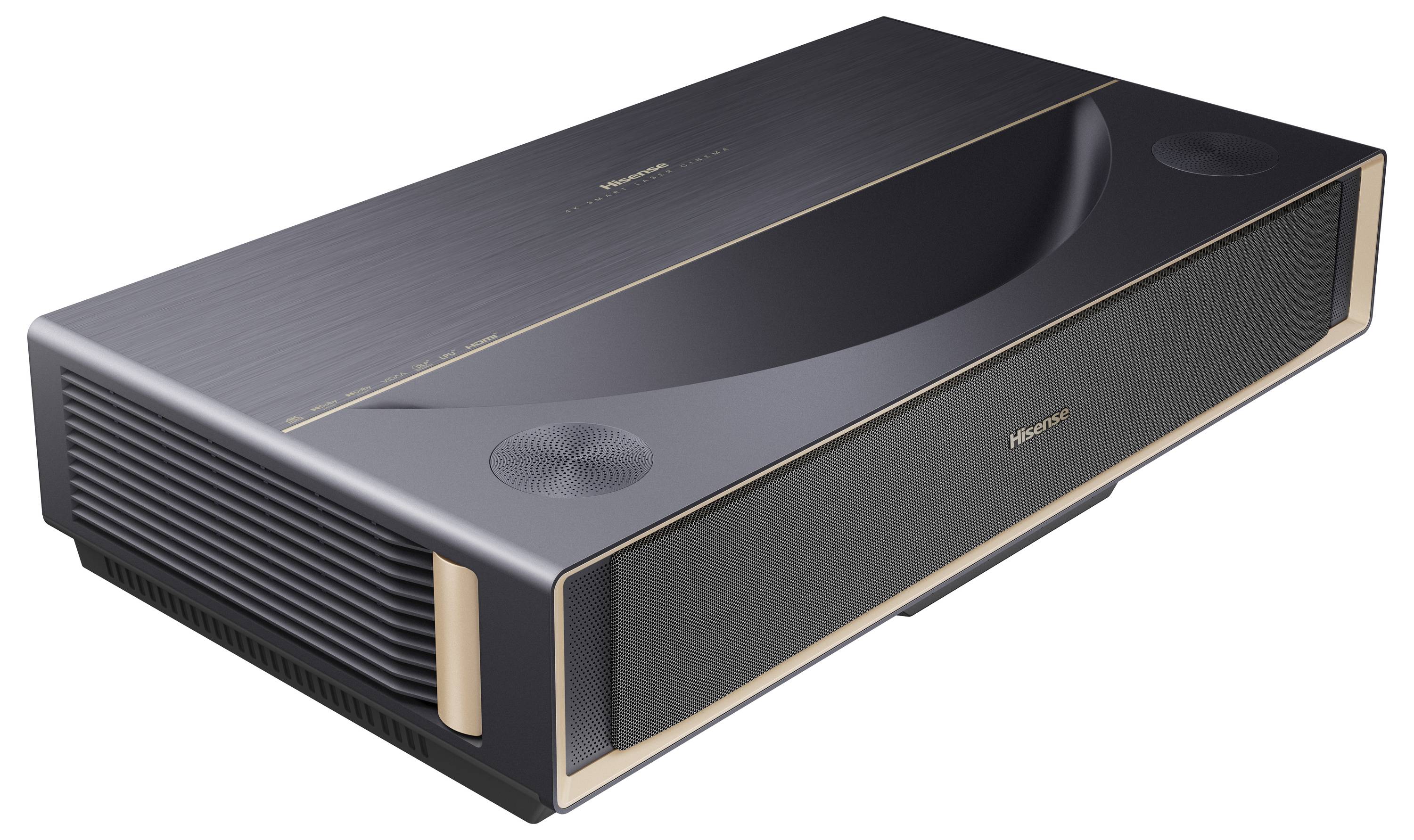 Ein schlanker, moderner Projektor mit dunkler Metalloberfläche und goldenen Akzenten, der ein breites Objektiv und Lautsprecheröffnungen zeigt, mit sichtbarem Markenlogo.