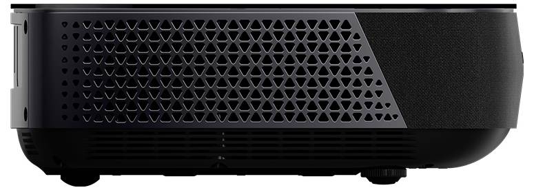 Ein schwarzer Projektor mit einem dreieckigen Lüftungsmuster an der Seite, der auf einer flachen Oberfläche steht. Das Gerät verfügt über verstellbare Füße am unteren Rand.