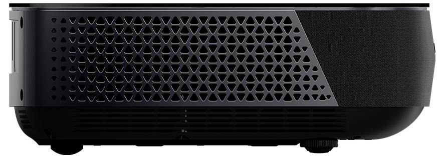 Das Bild zeigt einen schwarzen Projektor mit einer Seitenansicht, einem dreieckig gemusterten Lüftungsschlitz und einem Einschaltknopf auf der linken Seite.