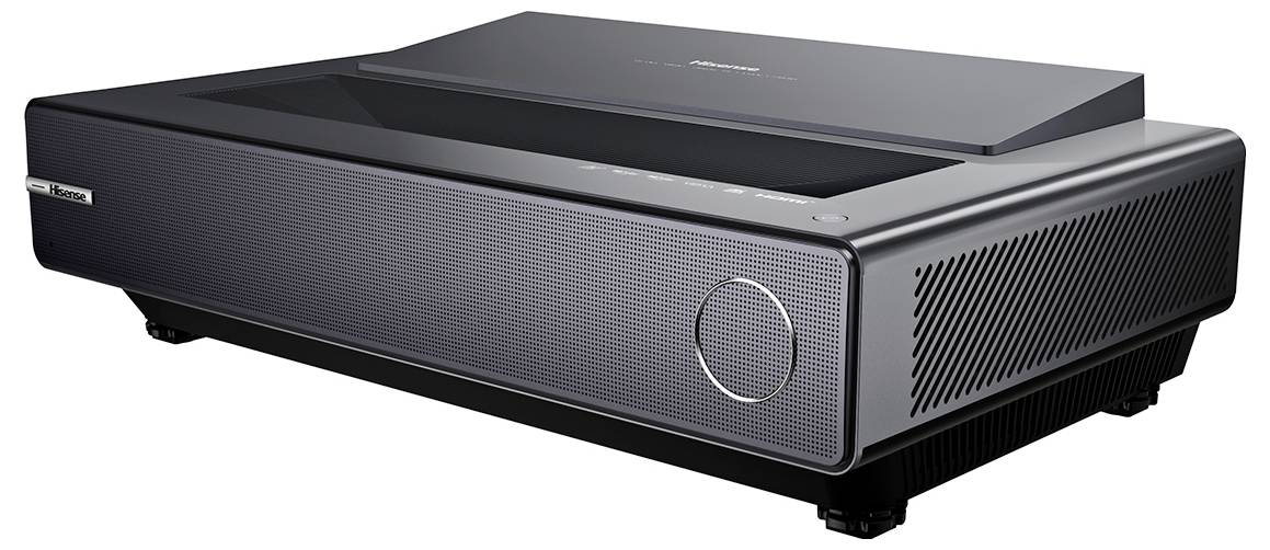 Ein schlankes schwarzes Elektronikgerät mit Lautsprechergittern und einer Linse, möglicherweise ein Projektor, auf einem schlichten weißen Hintergrund.